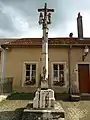 Steinernes Flurkreuz im Dorfzentrum