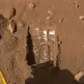 Der Roboterarm hat Eis freigelegt.