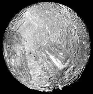 Miranda, aufgenommen von Voyager 2 am 24. Januar 1986