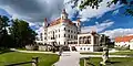 Schloss mit Gartenpavillon