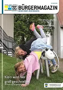 Das Bild zeigt zwei Kinder beim Spielen im Garten einer Kita