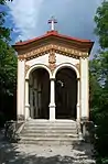 Pacher von Theinburg Mausoleum Diese Familiengrabstätte in Schönau an der Triesting diente der Familie Pacher von Theinburg als letzte Ruhestätte und wurde mit bereits industriell gefertigten Zierelementen aus Terrakotta versehen. Das Mausoleum steht unter Denkmalschutz.