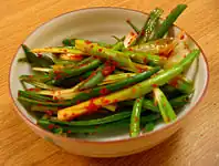 Eine Beilage aus Pajeori (파절이), grünem Zwiebelsalat