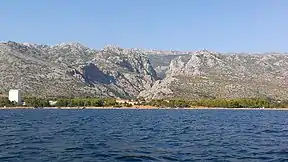 Paklenica-Schlucht vom Meer aus gesehen