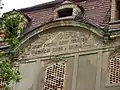 Giebelfeld mit Inschrift am südlichen Seitenflügel des Schlosses