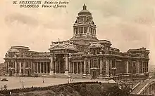 Historismus, Justizpalast in Brüssel (1866–1883) von Joseph Poelaert: „Die Stilmischung des Formenapparates (Eklektizismus) ist erstaunlich: Barock, Renaissance, Römisches, Griechisches und selbst Assyrisches sind miteinander verbunden.“