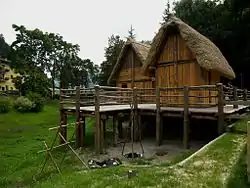 Nachbauten der Pfahlbauten auf dem Museumsgelände