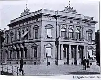 Blick vom Corneliusplatz auf das Trinkaus-Palais
