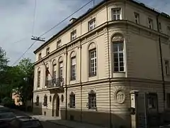 Ein Medaillon an der nördlichen Hausecke zeigt die Ansicht des Gebäudes von 1874