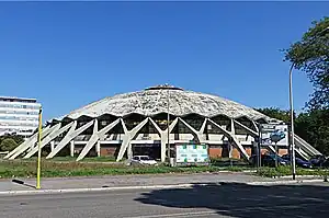 Außenansicht des Palazzetto dello Sport von der Viale Pierre de Coubertin (September 2015)