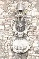Gedenkplatte mit den Wappen der Familie Thun an der Westfassade