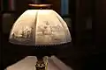 Bücherei – Lampe aus Porzellan mit geätztem Schirm (Lithophan)