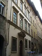 Das Bild zeigt eine Häuserfront an einer Straße in der Innenstadt.