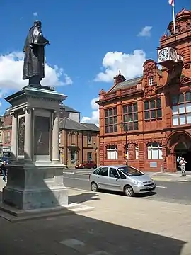 Jarrow Town Hall (mit der Statue des Schiffsbauunternehmers Charles Palmer).