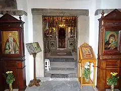 Zugang zur Kirche vom Haupteingang im Westen