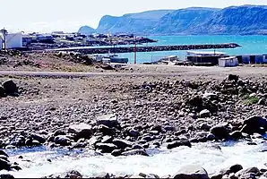 Blick vom Duval River auf Pangnirtung mit Schiffslände und Pangnirtung-Fjord
