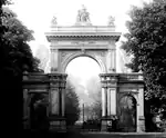 Eingangsportal im Stil der Neorenaissance im Killisch von Horn-Park in Pankow, um 1900, inzwischen ein Markenzeichen des Pankower Bürgerparks