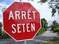 Zweisprachiges Verkehrsschild