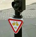 Verkehrszeichen M12a »Rechtsabbiegen bei rot« frei in Bordeaux