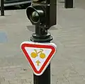Verkehrszeichen M12b »Geradeaus bei rot« frei in Bordeaux