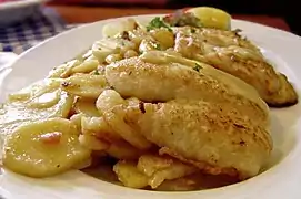 „Helgoländer Pannfisch“&nbsp;– Variation mit ganz be­lassenen Fisch­filets in einer Gast­stätte auf Helgoland