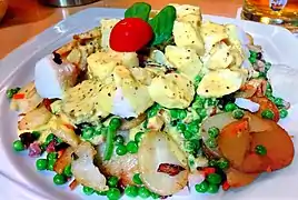 „Flensburger Pannfisch“&nbsp;– Variation mit Gemüse und Speck in einem Restaurant in Flensburg
