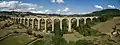 Panoramabild des Tals der Mussy und der Brücke.