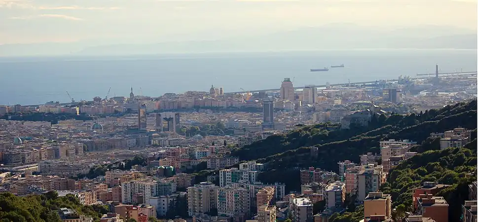 Panoramabild von Genua. Ganz rechts ist die Silhouette des mittelalterlichen Leuchtturms von Genua, eines Symbols der Stadt