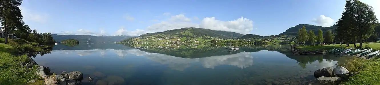 Panorama des Hafslovatnet vom Südufer des Sees mit dem Ort Hafslo auf der anderen Seite des Sees in der Bildmitte