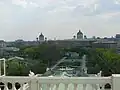 Blick vom Dach über den südlichen Seitenflügel auf Volksgarten und Museen
