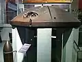 Diese Panzerkuppel mit Granateneinschlag kann im Zuge der Ausstellung „Erster Weltkrieg“ im Heeresgeschichtlichen Museum von Wien betrachtet werden. Diese Kuppel wurde (ohne Einschlag) im Lichterhof der Kriegsausstellung im Wiener Prater 1916 ausgestellt.