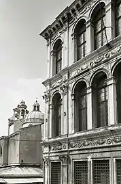 Detail an der Fassade des Palastes. Im Hintergrund die Kirche San Giacomo di Rialto. Foto von Paolo Monti, 1977.