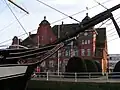 Rathaus von Papenburg; davor im Hauptkanal die Brigg Friederike von Papenburg