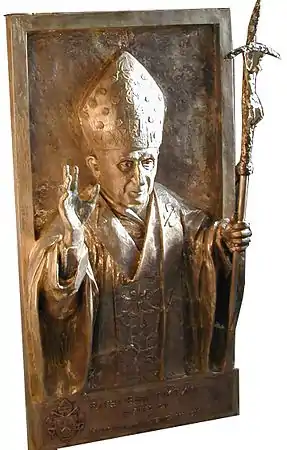 Bronzerelief von Papst Benedikt&nbsp;XVI. von Josef Alexander Henselmann am hinteren linken Pfeiler