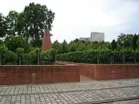 Im Hintergrund die französische Nationalbibliothek