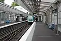 Station der Linie 2 mit nach Porte Dauphine ausfahrendem Zug