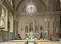 Die Rosenkranz-Kapelle links