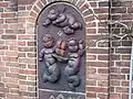 Keramikrelief des Wandbrunnens am Parkhof in Flensburg