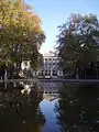 Blick vom Großen Springbrunnen auf das Gebäude des Parlaments am Nordeingang des Parks