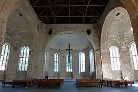 Blick zur Apsis mit Kreuzinstallation