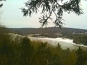 Der teilweise zugefrorene Lake Zoar vom Pomperaug Trail aus gesehen.