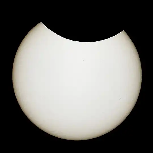Partielle Sonnenfinsternis am 10.&nbsp;Juni 2021 in Berlin während der maximalen Bedeckung mit einem entsprechenden Verfinsterungsgrad von rund 24 Prozent. Aufgenommen mit Neutraldichtefilter mit zehn Blendenstufen Lichtreduktion.