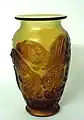 Bernstein-Topas Vase mit Fisch (um 1935)