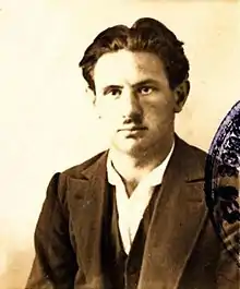 Passfoto Samuel Glesel, enthalten im Antrag auf Ausstellung eines Ausländer-Personalausweises für die Republik Frankreich, ausgestellt am 20. August 1930 vom Polizeipräfekten, eingezogen am 23. Oktober 1930 im Bahnhof Forbach bei der Ausreise nach Deutschland. Quelle: Zentralregister der Französischen Sicherheitsbehörde: Fichier central de la Sûreté nationale : dossiers individuels (1880–1940); Aktenzeichen 19940448/245, Akte 20600 in: siv.archives-nationales.culture.gouv.fr – Nationalarchiv der Republik Frankreich, „fonds de moscou“