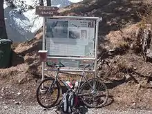 Die revitalisierte Via Claudia Augusta wird gerne für Alpenüberquerungen mit dem Fahrrad genutzt. Hier: Informationstafel am Fernpass