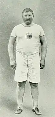 Pat McDonald (hier im Jahr 1912), 1912 Olympiasieger im Kugelstoßen, errang diesmal Gold im&nbsp;Gewichtwurf