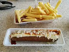 Patat speciaal mit einem frikandel speciaal