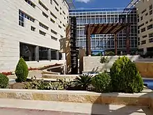 Innenhof des Campus Madaba mit Wasserrad