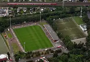 Luftbild des Paul-Janes-Stadions (links) von Norden aus 600 Meter Höhe im Juni 2016