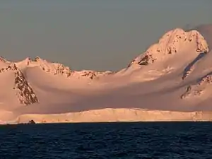 Blick von der Bransfieldstraße auf den Pautalia-Gletscher (rechts: Kalojan-Nunatak)
